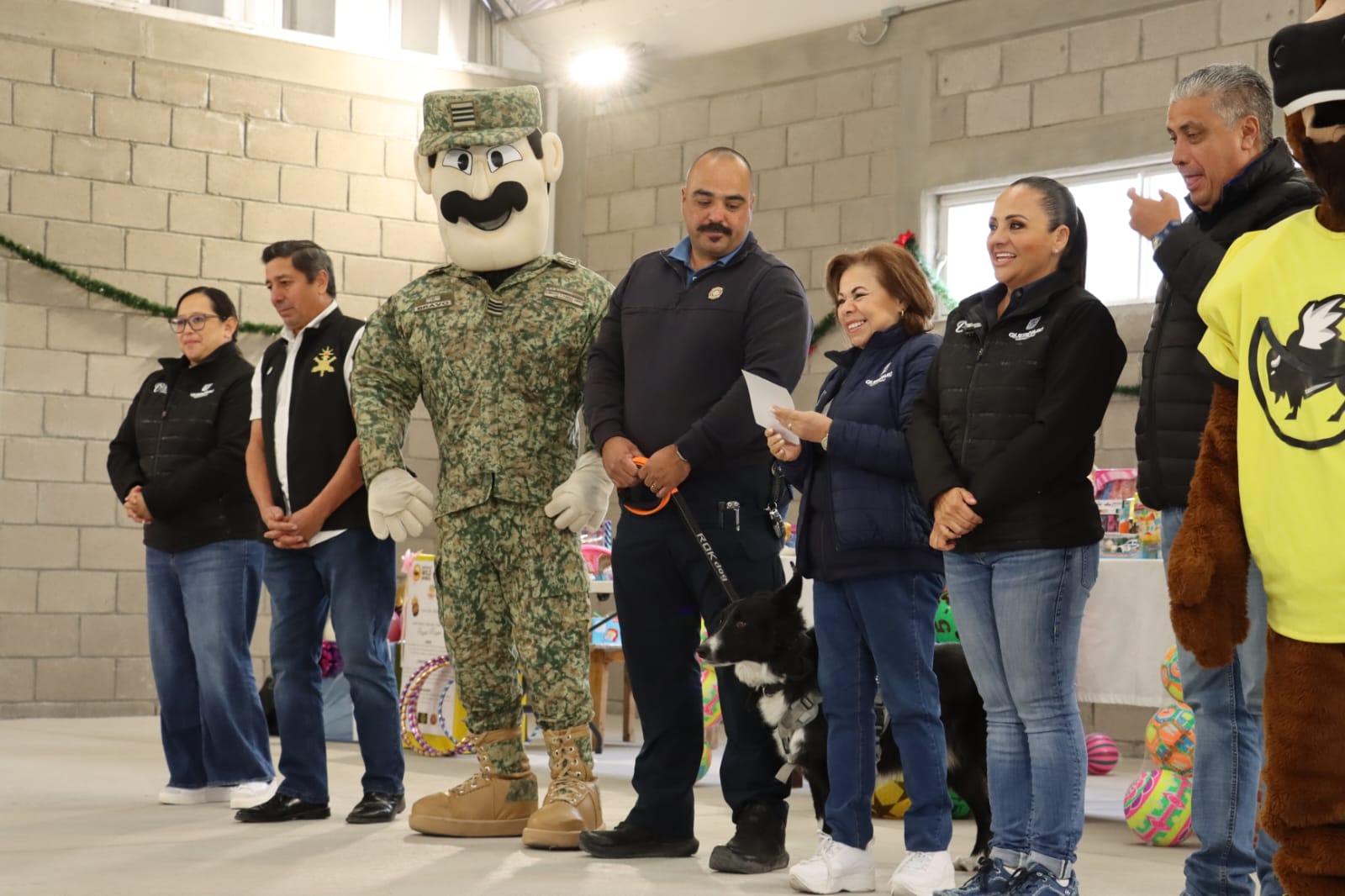 Lleva SMDIF con Bomberos e IP magia de los Reyes Magos a niños de La Estacada en Santa Rosa Jáuregui